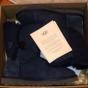 UGG short navy Bailey button boots NEW